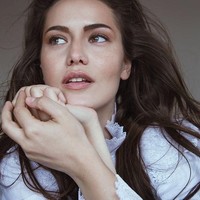 Salah satu wanita muslim tercantik di dunia adalah Fahriye Evcen. Wanita muslim yang satu ini terkenal dengan gaya elegannya. Ia merupakan aktris Turki yang sering memainkan peran protagonis. Ia selalu memesona baik ketika tampil di red carpet maupun bergaya santai.  Pengikut di Instagramnya pun sudah mencapai 8,1 juta. Foto: Instagram