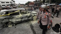 Dalam aksi yang terjadi pada dini hari tersebut massa juga menyasar Asrama Brimob dan merusak serta membakar sejumlah mobil yang terparkir di sana.