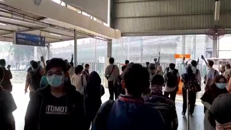 Stasiun Tanah Abang Dilempari Batu oleh Massa Stasiun Tanah Abang Dilempari Batu oleh Massa