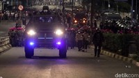 Polisi kembali mengamankan satu orang massa dari kerusuhan di Slipi itu. Setidaknya hingga pukul 20.22 WIB ada dua orang diamankan.