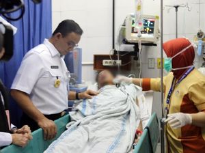 Momen Anies Jenguk Korban Kerusuhan Tanah Abang di RS Tarakan