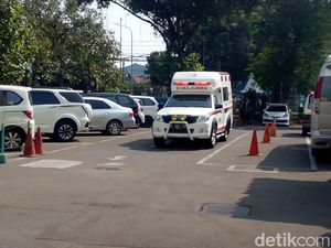 3 Ambulans Beriringan ke RS Budi Kemuliaan, Seorang Terluka di Leher