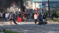 Selain melempar batu, massa juga sempat membakar ban dalam aksi tersebut.