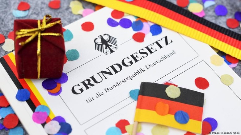 Menjunjung Martabat Manusia, 70 Tahun Konstitusi Jerman Grundgesetz Menjunjung Martabat Manusia, 70 Tahun Konstitusi Jerman Grundgesetz