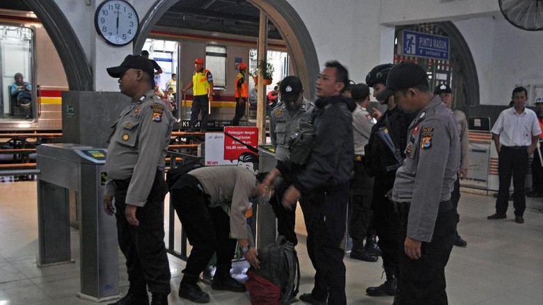 Polisi Temukan Sajam dari Penumpang Kereta Rangkasbitung-Tn Abang Polisi Temukan Sajam dari Penumpang Kereta Rangkasbitung-Tn Abang