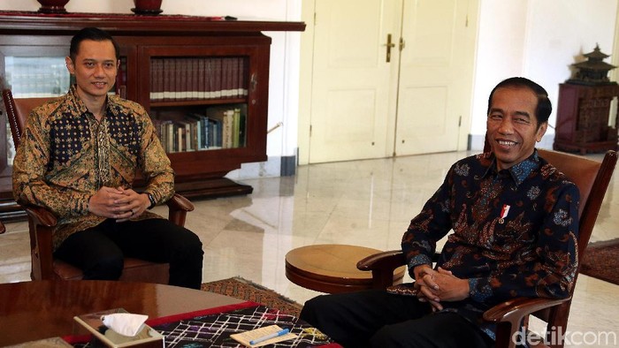 Komandan Satuan Tugas Bersama (Kogasma) Partai Demokrat Agus Harimurti Yudhoyono (AHY) tiba bertemu Presiden Joko Widodo (jokowi), di Istana Kepresidenan Bogor, Rabu (22/05/2019).
AHY tampak memasuki Kompleks Istana Kepresidenan Bogor, Jawa Barat, Rabu (22/5/2019) pukul 08.52 WIB.