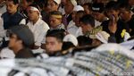 Momen Massa di Bawaslu Salat Maghrib Berjemaah
