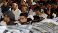 Mereka terlihat sangat khusyuk.