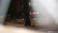 Di tengah upaya polisi mengamankan area Bawaslu, ada seorang perempuan yang berjalan mendekat ke arah Bawaslu dan tak memedulikan peringatan.
