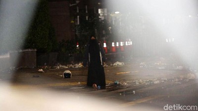 Aksi Perempuan Misterius Bawa Tas Ransel Jalan ke Arah Bawaslu
