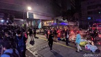 Selain membakar benda-benda di sekitar, massa juga sempat melakukan perlawanan ke aparat keamanan. Mereka melemparkan petasan dan kembang api.