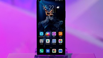 Sementara untuk Honor 20, perbedaan utama dengan Honor 20 Pro adalah di kameranya. Masih ada sensor Sony 48 megapixel, namun aperturenya hanya f/1.8 dan tidak ada stabilisasi optical. Foto: Reuters