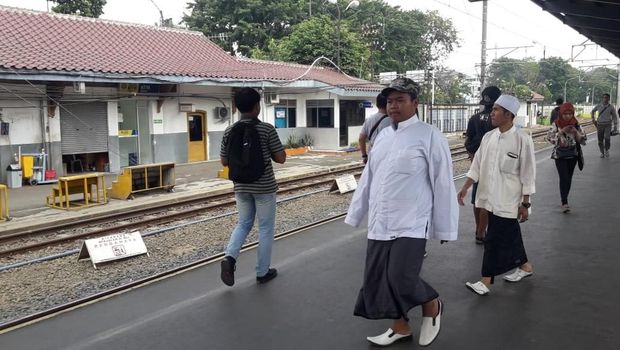 Mereka datang berkelompok.