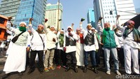 Massa bersorban itu kompak mengenakan pakaian serba putih.