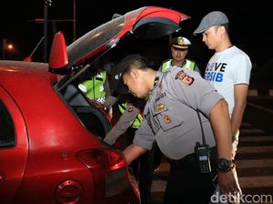 Cegah Massa ke Jakarta, TNI-Polri Razia Kendaraan di Perbatasan Karawang-Bekasi