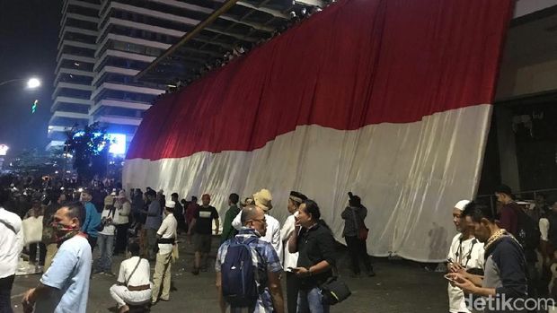 Massa Bentangkan Bendera Merah Putih Tutupi McD Sarinah