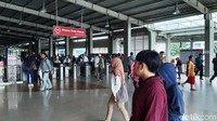 Stasiun Kebayoran pun jadi lebih ramai dari hari biasa. Stasiun tampak lebih ramai dan padat.