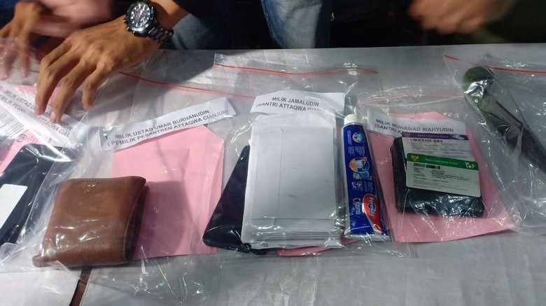 Polisi Tunjukkan Barang Bukti dari Massa Rusuh: Molotov hingga Amplop Polisi Tunjukkan Barang Bukti dari Massa Rusuh: Molotov hingga Amplop