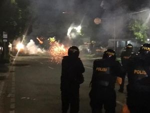 Bum! Gas Air Mata Ditembakkan Guna Bubarkan Massa Dekat Bawaslu