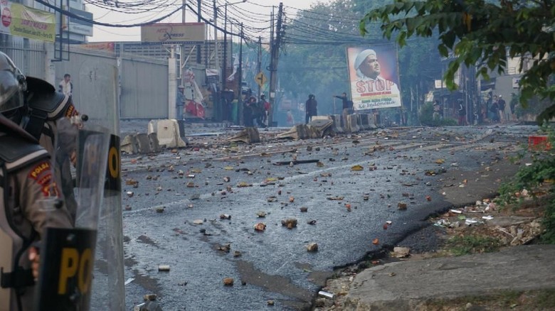 Massa Ricuh di Slipi Bentangkan Poster Imam FPI Habib Rizieq Syihab Massa Ricuh di Slipi Bentangkan Poster Imam FPI Habib Rizieq Syihab