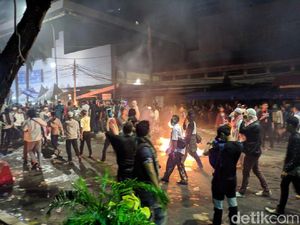 Video Ledakan Bersahutan saat Massa Rusuh di Bawaslu