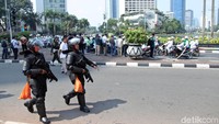 Para aparat kepolisian tersebut membawa senjata gas air mata saat bersiaga di sekitar Bundaran HI.