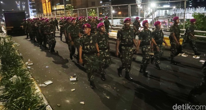 Pasukan Marinir ikut diterjunkan untuk mengamankan kawasan Slipi, Jakarta Barat, Rabu (22/5). Saat ini kondisi di Slipi berangsur kondusif.
