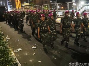 Mesra Marinir dan Demonstran, Massa Ditertibkan Tanpa Kekerasan
