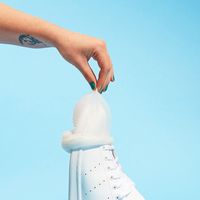 Ada Kondom untuk Pencinta Sneakers Putih agar Sepatu Kamu Nggak Cepat Kotor