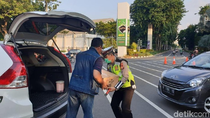Pengendara Ini Bagikan Takjil untuk Polisi yang Berjaga Dekat Gedung DPR
