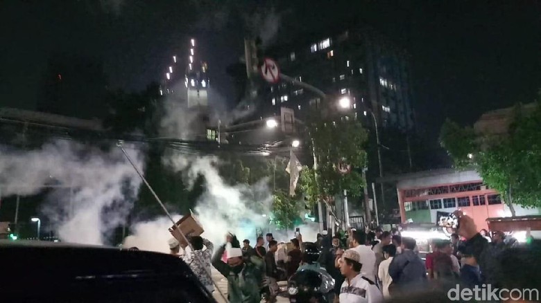 Massa Masih Bertahan Dekat Bawaslu, Polisi Terus Tembakkan Gas Air Mata Massa Masih Bertahan Dekat Bawaslu, Polisi Terus Tembakkan Gas Air Mata