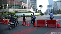 Sejumlah petugas kepolisian pun bersiaga di sejumlah titik lokasi.