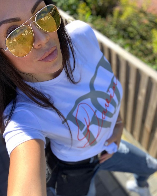 Setelah acara tersebut berakhir, netizen pun beralih ke Twitter dan Instagram untuk mengomentari kepribadian Jenna Thompson yang dianggap narsis dan self-obssed. Aku terlalu cantik untuk mencari cinta. Tak heran dia tak dapat pasangan dengan kepribadian yang narsis, tulis seseorang di Twitter. Kamu terlalu cantik untuk seseorang tapi tidak untuk yang alin. Kecantikan dalam hubungan dari dalam bukan luar, tulis yang lain. Foto: Instagram @miss_jenna_thompson