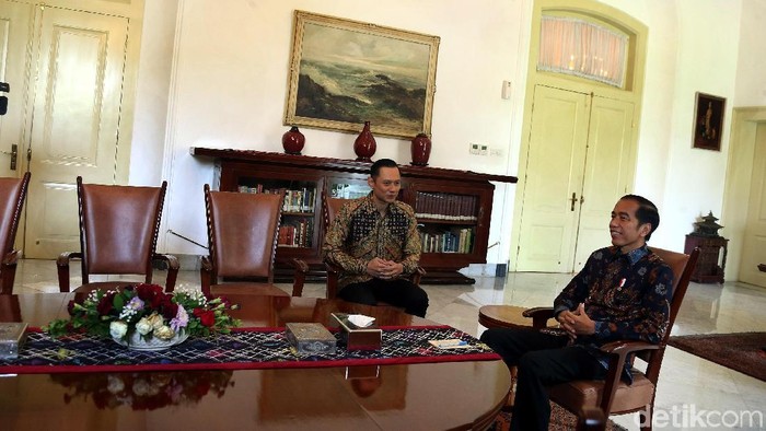 Komandan Satuan Tugas Bersama (Kogasma) Partai Demokrat Agus Harimurti Yudhoyono (AHY) tiba bertemu Presiden Joko Widodo (jokowi), di Istana Kepresidenan Bogor, Rabu (22/05/2019).
AHY tampak memasuki Kompleks Istana Kepresidenan Bogor, Jawa Barat, Rabu (22/5/2019) pukul 08.52 WIB.