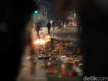 Dulu Emak Protes Harga Telur, Kini Emak Jual Senjata