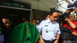 Anies Bantu Angkat Keranda Korban Kerusuhan Tanah Abang