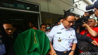 Anies membantu mengangkat hingga ke dalam ambulans.