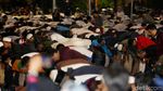 Momen Massa di Bawaslu Salat Maghrib Berjemaah