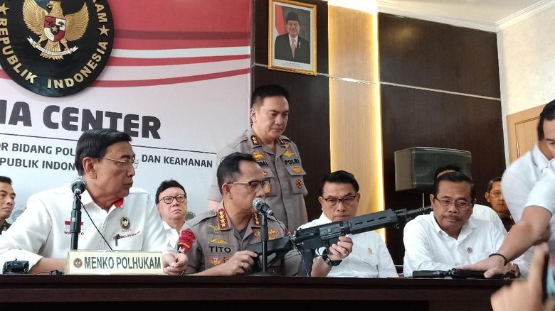 Kapolri Tunjukkan Senjata Serbu M-4 yang Sedianya Dipakai di 22 Mei Kapolri Tunjukkan Senjata Serbu M-4 yang Sedianya Dipakai di 22 Mei