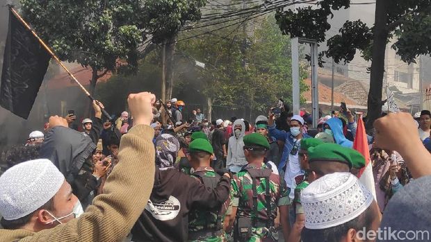 TNI Merapat ke Jl Jatibaru Tanah Abang, Massa Berhenti Rusuh