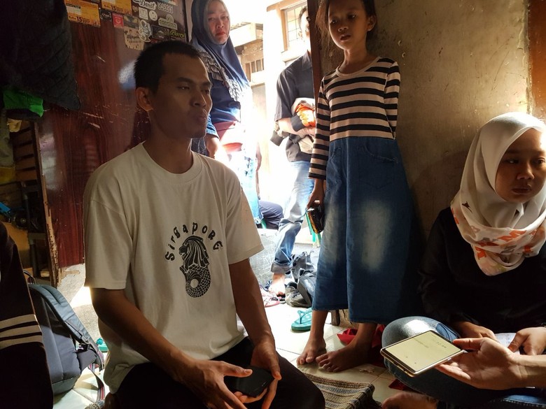 Keluarga Sebut Adam Korban Tewas Demo Rusuh Ditembak Peluru Tajam Keluarga Sebut Adam Korban Tewas Demo Rusuh Ditembak Peluru Tajam