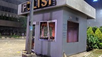 Pantauan detikcom, Jl MH Thamrin, Jakarta Pusat, Rabu (22/5/2019), pospol tampak rusak parah. Bagian jendela dan pintu dirusak massa. S 