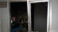 Pantauan detikcom, Jl MH Thamrin, Jakarta Pusat, Rabu (22/5/2019), pospol tampak rusak parah.
