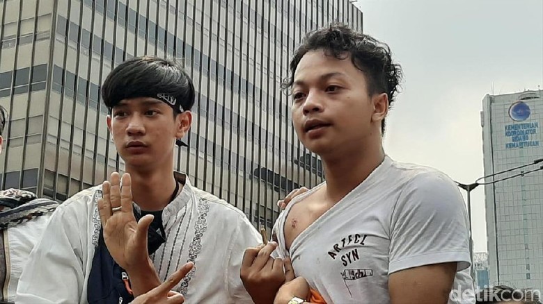 Ngaku Ditembak, Pendemo Ini Tunjukkan Luka di Dada dan Selongsong Peluru Ngaku Ditembak, Pendemo Ini Tunjukkan Luka di Dada dan Selongsong Peluru