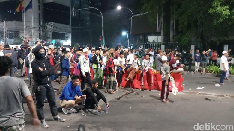 Pascaricuh di Bawaslu, Massa Berkumpul di Jalan Wahid Hasyim Pascaricuh di Bawaslu, Massa Berkumpul di Jalan Wahid Hasyim