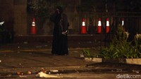 Ada suara dari mobil komando yang meminta perempuan itu berhenti. Namun dia seolah tak mendengar dan meneruskan langkah ke arah Bawaslu.