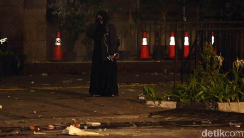 Ditembak Gas Air Mata, Perempuan Berpakaian Serbahitam Tinggalkan Bawaslu Ditembak Gas Air Mata, Perempuan Berpakaian Serbahitam Tinggalkan Bawaslu