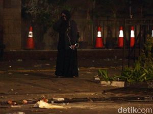 Ditembak Gas Air Mata, Perempuan Berpakaian Serbahitam Tinggalkan Bawaslu