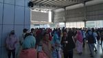 Penampakan Stasiun Tanah Abang yang Dilempari Batu oleh Massa
