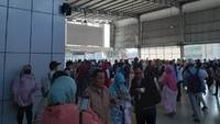 Jadwal kedatangan kereta api masih on time. Petugas mengimbau agar penumpang kembali ke rumah masing-masing.